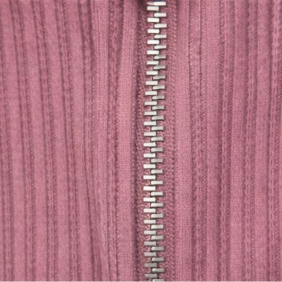 American Eagle Ribbed Quarter-Zip Cropped Top – Dusty Rose - Picture 3 of 5